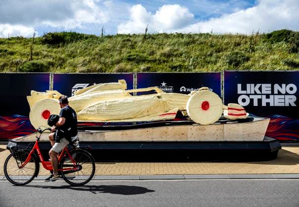 ZANDVOORT - A race car decorated with flowers on the circuit in the run-up to the Dutch Grand Prix. The Formula 1 circus is settling in the Dutch seaside resort again. ANP REMKO DE WAAL xVIxANPxSportx xxANPxIVx 506444614 originalFilename: 506444614.jpg