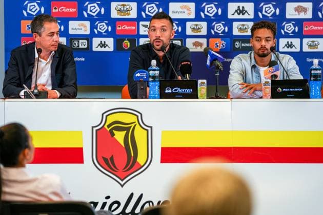 BIALYSTOK, 21-08-2024, Bialystok City Stadium, football, UEFA Europa League Play Offs, season 2024 2025, During press conference, PK, Pressekonferenz of Ajax. Ajax trainer coach Francesco Farioli (M) and Ajax player Devyne Rensch (R) Press conference Ajax in Bialystok  x26082407x Copyright: