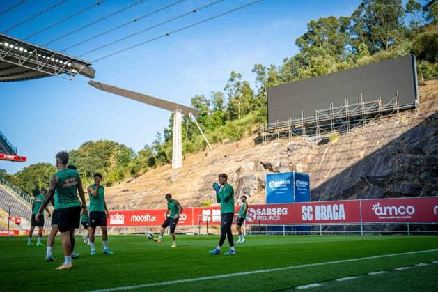 SOCCER - UEFA EL, Braga vs Rapid BRAGA,PORTUGAL,21.AUG.24 - SOCCER - UEFA Europa League, qualification, SC Braga vs SK Rapid Wien, preview, training. Image shows the players of SK Rapid Wien in front of the stone wall at Estadio Municipal Braga.  GEPAxpictures xKevinxHackner