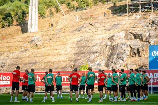 SOCCER - UEFA EL, Braga vs Rapid BRAGA,PORTUGAL,21.AUG.24 - SOCCER - UEFA Europa League, qualification, SC Braga vs SK Rapid Wien, preview, training. Image shows the players of SK Rapid Wien in front of the stone wall at Estadio Municipal Braga.  GEPAxpictures xKevinxHackner