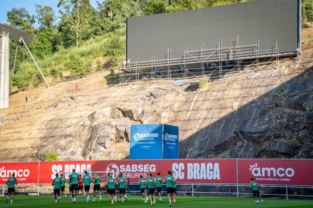 SOCCER - UEFA EL, Braga vs Rapid BRAGA,PORTUGAL,21.AUG.24 - SOCCER - UEFA Europa League, qualification, SC Braga vs SK Rapid Wien, preview, training. Image shows the players of SK Rapid Wien in front of the stone wall at Estadio Municipal Braga.  GEPAxpictures xKevinxHackner