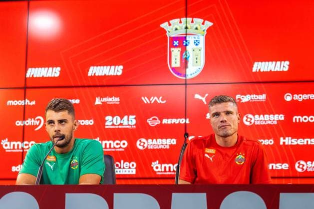 SOCCER - UEFA EL, Braga vs Rapid BRAGA,PORTUGAL,21.AUG.24 - SOCCER - UEFA Europa League, qualification, SC Braga vs SK Rapid Wien, preview, press conference, PK, Pressekonferenz Image shows Niklas Hedl and head coach Robert Klauss (Rapid).  GEPAxpictures xKevinxHackner