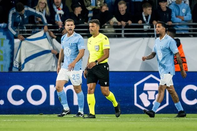 240821 Gabriel Busanello of Malmö FF and referee Jesus Gil Manzano during the UEFA Champions League football match between Malmö FF and Sparta Prag on August 21, 2024 in Malmö Photo Christoffer Borg Mattisson BILDBYRAN COP 261 CO0456 fotboll football soccer fotball champions league malmö ff sparta prag bbeng play off  Copyright: CHRISTOFFERxBORGxMATTISSON BB240821CB023