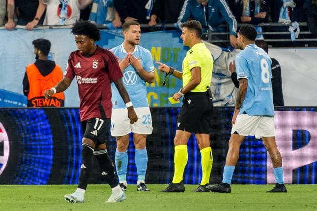 240821 Gabriel Busanello of Malmö FF receives a yellow card from referee Jesus Gil Manzano during the UEFA Champions League football match between Malmö FF and Sparta Prague on August 21, 2024 in Malmö Photo Christian Örnberg BILDBYRAN COP 166 CO0456 fotboll football soccer fotball champions league malmö ff sparta prag bbeng play off bbauto jubel  Copyright: CHRISTIANxÖRNBERG BB240821CO036