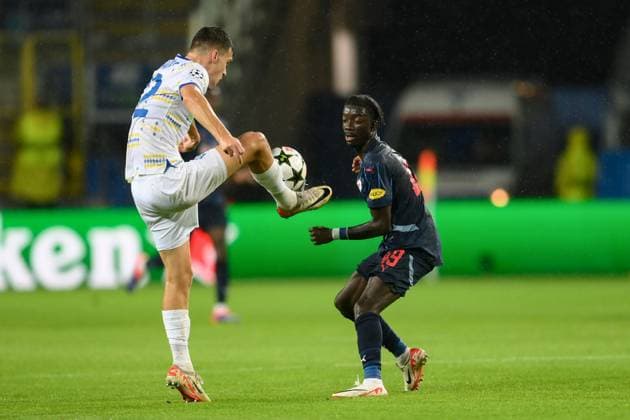 SOCCER - UEFA CL, Kyiv vs RBS LUBLIN,POLAND,21.AUG.24 - SOCCER - UEFA Champions League, qualification, FC Dynamo Kyiv vs Red Bull Salzburg. Image shows Vladyslav Kabaev (Kyiv) and Moussa Yeo (RBS).  GEPAxpictures xAdamxNurkiewicz