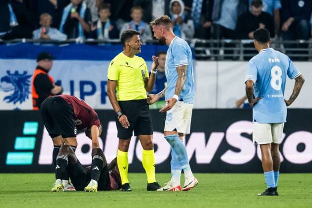 240821 Pontus Jansson of Malmö FF and referee Jesus Gil Manzano during the UEFA Champions League football match between Malmö FF and Sparta Prague on August 21, 2024 in Malmö Photo Christoffer Borg Mattisson BILDBYRAN COP 261 CO0456 fotboll football soccer fotball champions league malmö ff sparta prag bbeng play off  Copyright: CHRISTOFFERxBORGxMATTISSON BB240821CB035