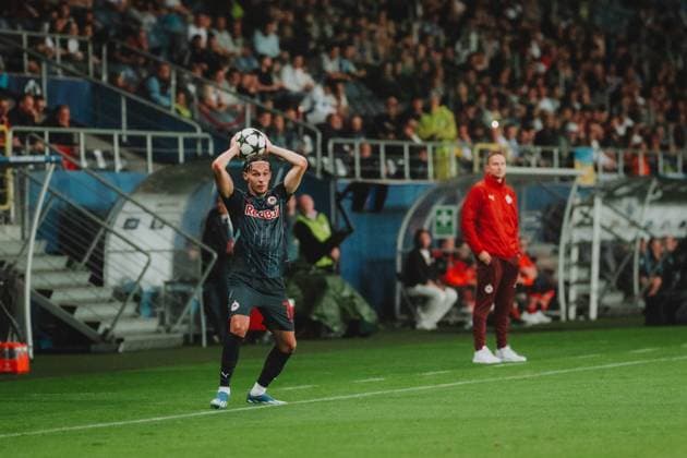 UEFA Champions League Play Off: Dynamo Kyiv - FC Salzburg LUBLIN, POLAND - AUGUST 21: Amar Dedic of FC Salzburg prepares for a throw-in during the UEFA Champions League play off first leg match Dynamo Kyiv vs FC Salzburg on August 21, 2024 in Lublin, Poland. Copyright: xAndreasxSchaadx-xFCxRedxBullxSalzburgx DSC_4168LR