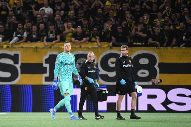 21 08 2024, Bern, Stadion Wankdorf, Uefa Champions League Play off BSC Young Boys Galatasaray Istanbul, 26 David von Ballmoos Young Boys has to be substituted due to injury Bern Stadion Wankdorf Bern Switzerland Copyright: xJustPictures.ch ManuelxWinterbergerx jp-de-MaWi-MWI_0278