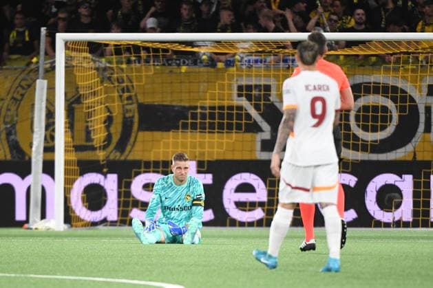 21.08.2024, Bern, Stadion Wankdorf, Uefa Champions League Play-off: BSC Young Boys - Galatasaray Istanbul, 26 David von Ballmoos (Young Boys) bleibt nach einem Zweikampf verletzt am Boden. Bern Stadion Wankdorf Bern Switzerland Copyright: xJustPictures.ch ManuelxWinterbergerx jp-de-MaWi-MWI_0255