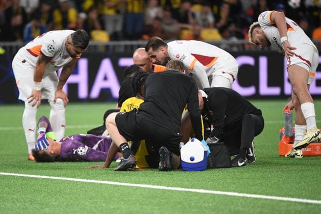 21 08 2024, Bern, Stadion Wankdorf, Uefa Champions League Play off BSC Young Boys Galatasaray Istanbul, 1 Fernando Muslera Galatasaray remains injured after a tackle and has to be substituted Bern Stadion Wankdorf Bern Switzerland Copyright: xJustPictures.ch ManuelxWinterbergerx jp-de-MaWi-MWI_0337