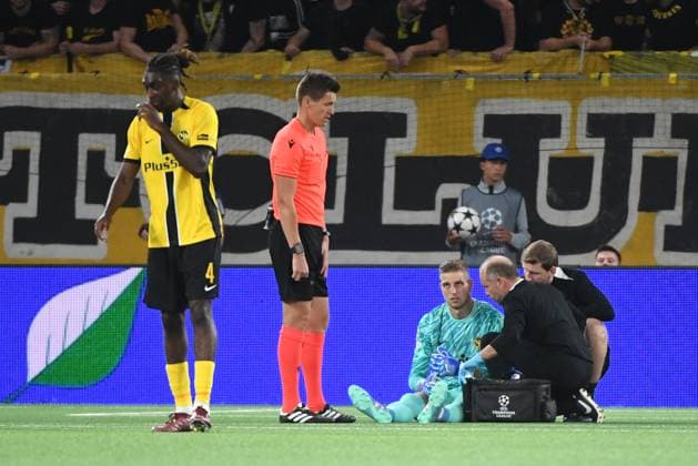 21 08 2024, Bern, Stadion Wankdorf, Uefa Champions League Play off BSC Young Boys Galatasaray Istanbul, 26 David von Ballmoos Young Boys remains injured after a tackle and has to be substituted Bern Stadion Wankdorf Bern Switzerland Copyright: xJustPictures.ch ManuelxWinterbergerx jp-de-MaWi-MWI_0270