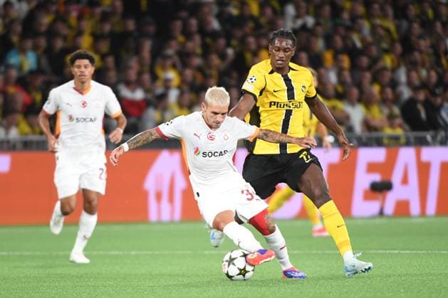 21 08 2024, Bern, Stadion Wankdorf, Uefa Champions League Play off BSC Young Boys Galatasaray Istanbul, 34 Lucas Torreira Galatasaray vs 77 Joel Monteiro Young Boys Bern Stadion Wankdorf Bern Switzerland Copyright: xJustPictures.ch ManuelxWinterbergerx jp-de-MaWi-MWI_0230