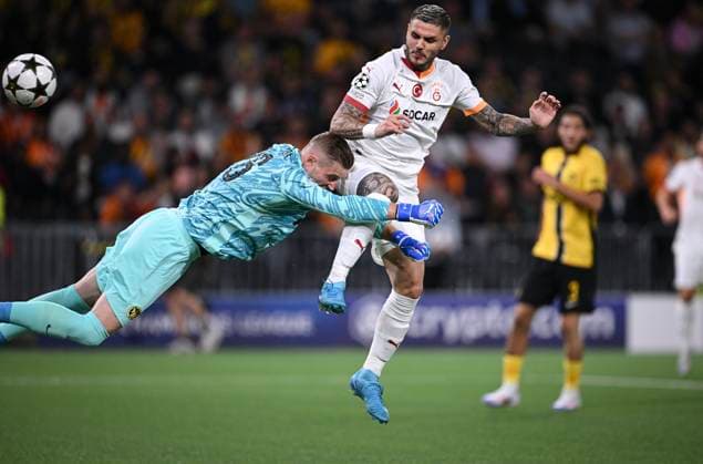 FOOTBALL Champions League qualifying season 2024 2025 first leg BSC Young Boys Bern Galatasaray Istanbul 21 08 2024 Mauro Icardi right, Galatasaray Istanbul collides with goalkeeper David von Ballmoos left, BSC Young Boys Bern