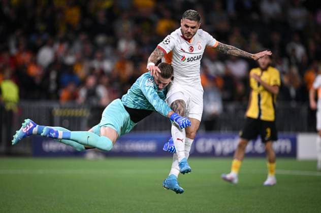 FOOTBALL Champions League qualifying season 2024 2025 first leg BSC Young Boys Bern Galatasaray Istanbul 21 08 2024 Mauro Icardi right, Galatasaray Istanbul collides with goalkeeper David von Ballmoos left, BSC Young Boys Bern