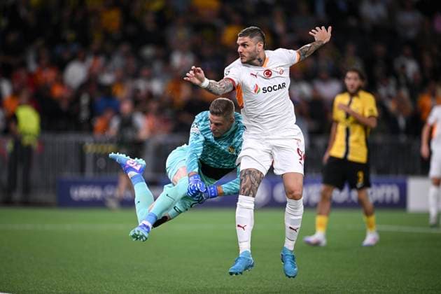 FOOTBALL Champions League qualifying season 2024 2025 first leg BSC Young Boys Bern Galatasaray Istanbul 21 08 2024 Mauro Icardi right, Galatasaray Istanbul collides with goalkeeper David von Ballmoos left, BSC Young Boys Bern