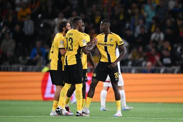 FOOTBALL Champions League qualifying season 2024 2025 first leg BSC Young Boys Bern Galatasaray Istanbul 21 08 2024 BSC Young Boys Bern Cheikh Niasse right and Mohamed Ali Camara center, BSC Young Boys Bern have a disagreement during the match, watched by Jaouen Hadjam left, BSC Young Boys Bern