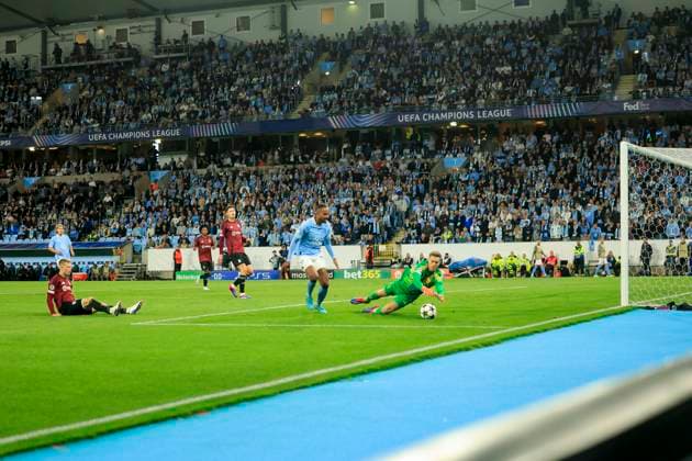 MALMÖ, SWEDEN 20240821 Spartas goalkeeper 1 Peter Vindahl saves a shot by Malmös 9 Isaac Kiese Thelin during Wednesdays Champions League qualifying playoff match 1 of 2 between Malmö FF and AC Sparta Prague at New Malmö Stadium MALMÖ SWEDEN x10600x  Copyright: xAndreasxHillergren TTx CHAMPIONS LEAGUE KVAL MALMÖ-SPARTA PRAG