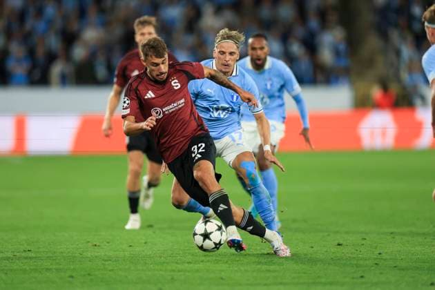 MALMÖ, SWEDEN 20240821 Spartas 32 MatÄj RyneÅ¡ and Malmös 17 Jens Stryger during Wednesdays Champions League qualifier, playoff match 1 of 2, between Malmö FF and AC Sparta Prague at New Malmö Stadium MALMÖ SWEDEN x10600x  Copyright: xAndreasxHillergren TTx CHAMPIONS LEAGUE KVAL MALMÖ-SPARTA PRAG