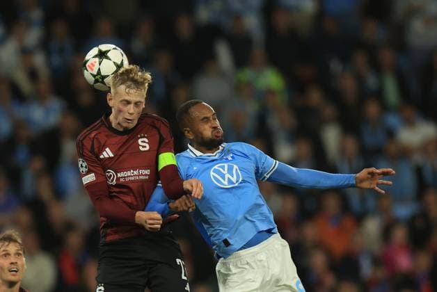 MALMÖ, SWEDEN 20240821 Spartas 7 Victor Olatunji and Malmös 9 Isaac Kiese Thelin during Wednesdays Champions League qualifier, playoff match 1 of 2, between Malmö FF and AC Sparta Prague at New Malmö Stadium MALMÖ SWEDEN x10600x  Copyright: xAndreasxHillergren TTx CHAMPIONS LEAGUE KVAL MALMÖ-SPARTA PRAG