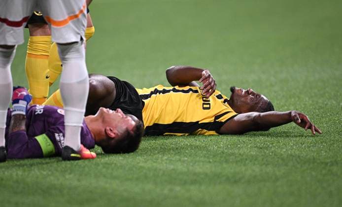FOOTBALL Champions League qualifying season 2024 2025 first leg BSC Young Boys Bern Galatasaray Istanbul 21 08 2024 Two-goal scorer Joel Monteiro re, BSC Young Boys Bern and goalkeeper Fernando Muslera Galatasaray Istanbul injured on the ground after a collision