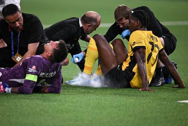 FOOTBALL Champions League qualifying season 2024 2025 first leg BSC Young Boys Bern Galatasaray Istanbul 21 08 2024 Two-goal scorer Joel Monteiro re, BSC Young Boys Bern and goalkeeper Fernando Muslera Galatasaray Istanbul injured on the ground after a collision