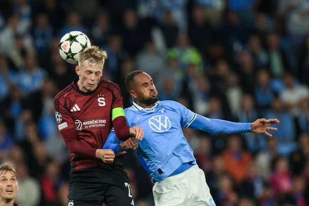 MALMÖ, SWEDEN 20240821 Spartas 7 Victor Olatunji and Malmös 9 Isaac Kiese Thelin in action during the Champions League playoff first leg soccer match between Malmo FF and AC Sparta Praha at Malmo New Stadium, in Malmo, Sweden, on Aug 21, 2024 MALMÖ SWEDEN x10600x  Copyright: xAndreasxHillergren TTx SOCCER CHAMPIONS LEAGUE MALMO-SPARTA PRAHA