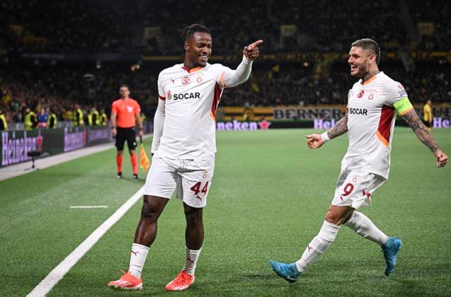 FOOTBALL Champions League Qualification Season 2024 2025 First leg BSC Young Boys Bern Galatasaray Istanbul 21 08 2024 CHEERS Galatasaray Istanbul Goalscorer to 2 2 Michy Batshuayi left with Mauro Icardi right