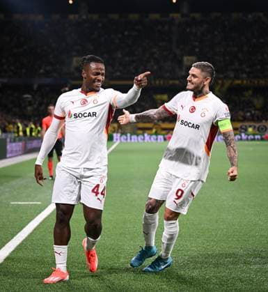 FOOTBALL Champions League Qualification Season 2024 2025 First leg BSC Young Boys Bern Galatasaray Istanbul 21 08 2024 CHEERS Galatasaray Istanbul Goalscorer to 2 2 Michy Batshuayi left with Mauro Icardi right