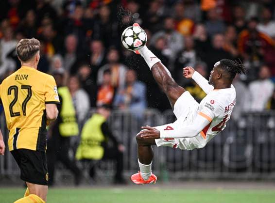 FOOTBALL Champions League Qualification Season 2024 2025 First leg BSC Young Boys Bern Galatasaray Istanbul 21 08 2024 Michy Batshuayi right, Galatasaray Istanbul with a drop kick against Lewin Blum left, BSC Young Boys Bern