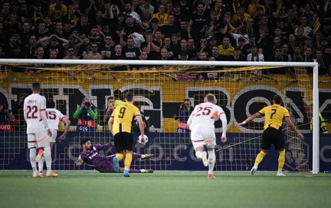 FOOTBALL Champions League qualifying season 2024 2025 first leg BSC Young Boys Bern Galatasaray Istanbul 21 08 2024 Filip Ugrinic re, BSC Young Boys Bern scores the goal to make it 3 2 from a handball penalty against goalkeeper Guenay Guevenc Galatasaray Istanbul
