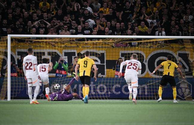 FOOTBALL Champions League qualifying season 2024 2025 first leg BSC Young Boys Bern Galatasaray Istanbul 21 08 2024 Filip Ugrinic re, BSC Young Boys Bern scores the goal to make it 3 2 from a handball penalty against goalkeeper Guenay Guevenc Galatasaray Istanbul
