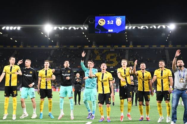 21 08 2024, Bern, Stadion Wankdorf, Uefa Champions League Play off BSC Young Boys Galatasaray Istanbul, the players of BSC Young Boys celebrate the victory with the fans Bern Stadion Wankdorf Bern Switzerland Copyright: xJustPictures.ch ManuelxWinterbergerx jp-de-MaWi-MWI_0419
