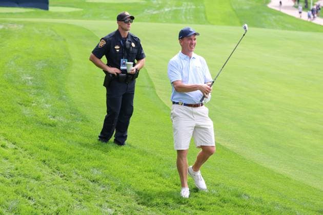CASTLE ROCK, CO - AUGUST 21: NFL, American Football Herren, USA Hall of Fame quarterback Peyton Manning plays a shot on the 18th hole during the PGA, Golf Herren FedExCup BMW Championship Pro Am on August 21st, 2024, at Castle Pines Golf Club in Castle Rock, Colorado. (Photo by Brian Spurlock Icon Sportswire) GOLF: AUG 21 PGA FedExCup Playoffs - BMW Championship Pro Am EDITORIAL USE ONLY Icon2408215