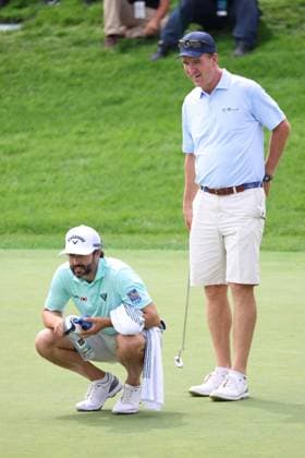 CASTLE ROCK, CO - AUGUST 21: NFL, American Football Herren, USA Hall of Fame quarterback Peyton Manning asks PGA, Golf Herren player Adam Hadwin to help line up his putt on the 18th hole during the PGA FedExCup BMW Championship Pro Am on August 21st, 2024, at Castle Pines Golf Club in Castle Rock, Colorado. (Photo by Brian Spurlock Icon Sportswire) GOLF: AUG 21 PGA FedExCup Playoffs - BMW Championship Pro Am EDITORIAL USE ONLY Icon2408219