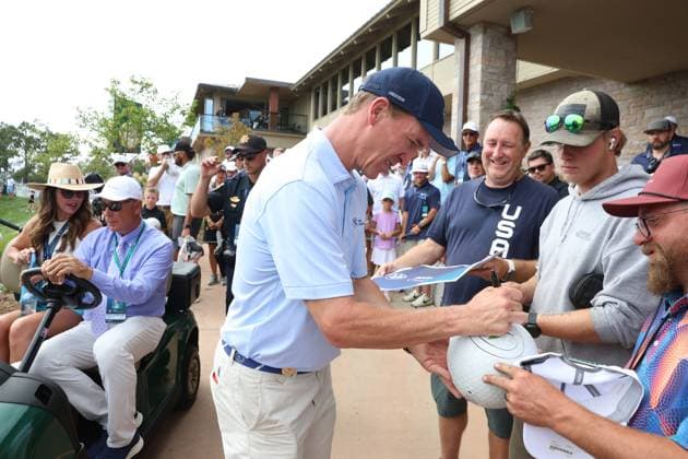 CASTLE ROCK, CO - AUGUST 21: NFL, American Football Herren, USA Hall of Fame quarterback Peyton Manning signs autographs while his wife Ashley Manning watches from a golf cart after Peyton Manning finished on the 18th hole during the PGA, Golf Herren FedExCup BMW Championship Pro Am on August 21st, 2024, at Castle Pines Golf Club in Castle Rock, Colorado. (Photo by Brian Spurlock Icon Sportswire) GOLF: AUG 21 PGA FedExCup Playoffs - BMW Championship Pro Am EDITORIAL USE ONLY Icon24082115