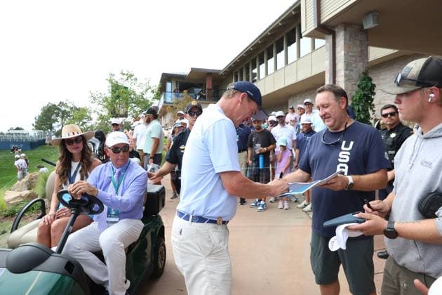CASTLE ROCK, CO - AUGUST 21: NFL, American Football Herren, USA Hall of Fame quarterback Peyton Manning signs autographs while his wife Ashley Manning watches from a golf cart after Peyton Manning finished on the 18th hole during the PGA, Golf Herren FedExCup BMW Championship Pro Am on August 21st, 2024, at Castle Pines Golf Club in Castle Rock, Colorado. (Photo by Brian Spurlock Icon Sportswire) GOLF: AUG 21 PGA FedExCup Playoffs - BMW Championship Pro Am EDITORIAL USE ONLY Icon24082116