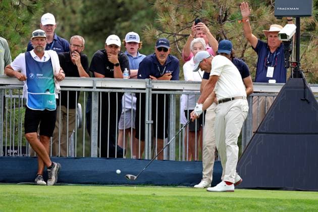 CASTLE ROCK, CO - AUGUST 21: PGA, Golf Herren player Adam Scott plays his tee shot on the 18th hole during the PGA FedExCup BMW Championship Pro Am on August 21st, 2024, at Castle Pines Golf Club in Castle Rock, Colorado. (Photo by Brian Spurlock Icon Sportswire) GOLF: AUG 21 PGA FedExCup Playoffs - BMW Championship Pro Am EDITORIAL USE ONLY Icon24082135