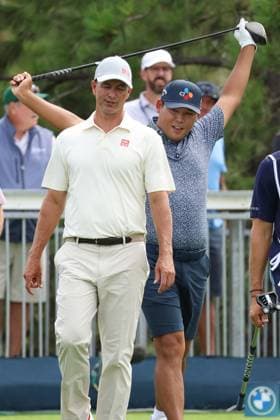 CASTLE ROCK, CO - AUGUST 21: NFL, American Football Herren, USA Hall of Fame quarterback Peyton Manning and PGA, Golf Herren player Adam Hadwin and Brandon Stokely pose for a photo on the 18th green during the PGA FedExCup BMW Championship Pro Am on August 21st, 2024, at Castle Pines Golf Club in Castle Rock, Colorado. (Photo by Brian Spurlock Icon Sportswire) GOLF: AUG 21 PGA FedExCup Playoffs - BMW Championship Pro Am EDITORIAL USE ONLY Icon24082142