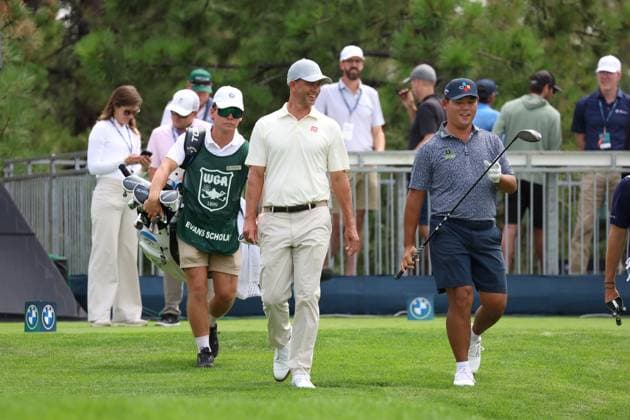 CASTLE ROCK, CO - AUGUST 21: NFL, American Football Herren, USA Hall of Fame quarterback Peyton Manning and PGA, Golf Herren player Adam Hadwin and Brandon Stokely pose for a photo on the 18th green during the PGA FedExCup BMW Championship Pro Am on August 21st, 2024, at Castle Pines Golf Club in Castle Rock, Colorado. (Photo by Brian Spurlock Icon Sportswire) GOLF: AUG 21 PGA FedExCup Playoffs - BMW Championship Pro Am EDITORIAL USE ONLY Icon24082143