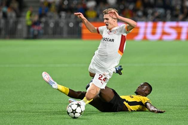Elias Jelert, GI, re Cheikh Niasse, YB, on the ground, BSC Young Boys Galatasaray Istanbul, Playoff Champions League, Football, 21 08 2024