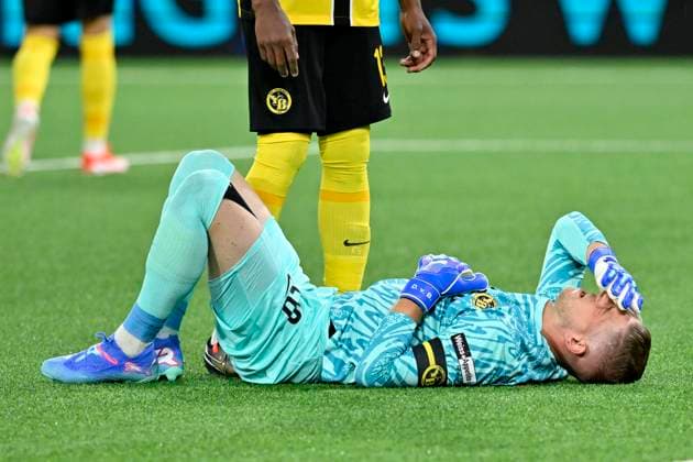 Goalkeeper David von Ballmoos, YB, on the ground, BSC Young Boys Galatasaray Istanbul, Playoff Champions League, Football, 21 08 2024