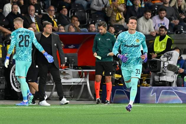Goalkeeper Marvin Keller, YB, left goalkeeper David von Ballmoos and coach Patrick Rahmen, YB, BSC Young Boys Galatasaray Istanbul, Playoff Champions League, Football, 21 08 2024