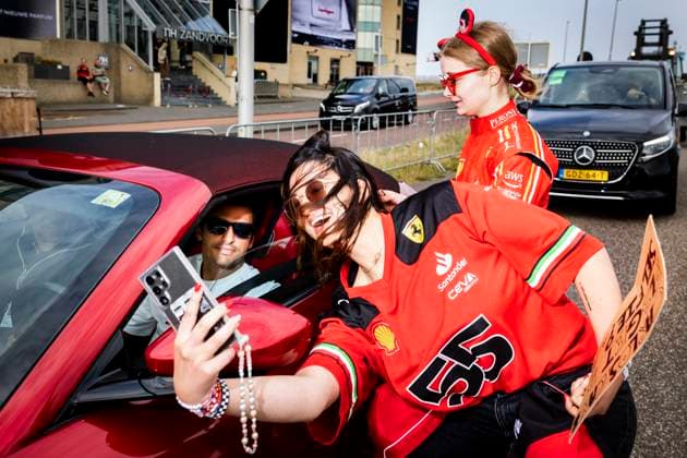 ZANDVOORT - Ferrari fans take a selfie with Carlos Sainz arriving at the Zandvoort Circuit prior to the Dutch F1 Grand Prix. ANP RAMON VAN FLYMEN xVIxANPxSportx xxANPxIVx 506486953 originalFilename: 506486953.jpg
