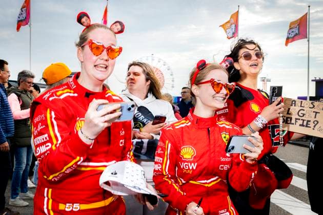 ZANDVOORT - Ferrari fans at the entrance of the Circuit of Zandvoort prior to the F1 Grand Prix of the Netherlands. ANP RAMON VAN FLYMEN xVIxANPxSportx xxANPxIVx 506487312 originalFilename: 506487312.jpg