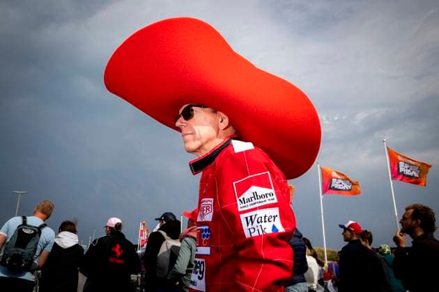 Sport Bilder des Tages ZANDVOORT - Ferrari fans at the entrance of the Circuit of Zandvoort prior to the F1 Grand Prix of the Netherlands. ANP RAMON VAN FLYMEN xVIxANPxSportx xxANPxIVx 506487363 originalFilename: 506487363.jpg