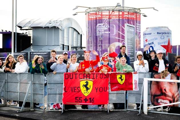 ZANDVOORT - Ferrari fans at the entrance of the Circuit of Zandvoort prior to the F1 Grand Prix of the Netherlands. ANP RAMON VAN FLYMEN xVIxANPxSportx xxANPxIVx 506489773 originalFilename: 506489773.jpg