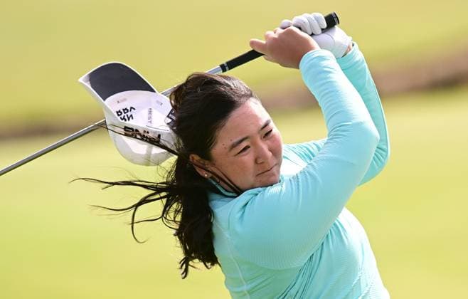 Allisen Corpuz has her hat blown off as she takes her tee shot on the 2nd Tee AIG Women s Open, Day Three, Golf, St. Andrews, Scotland, UK - 22 Aug 2024  Copyright: xGreigxCowie Shutterstockx 14653227cy