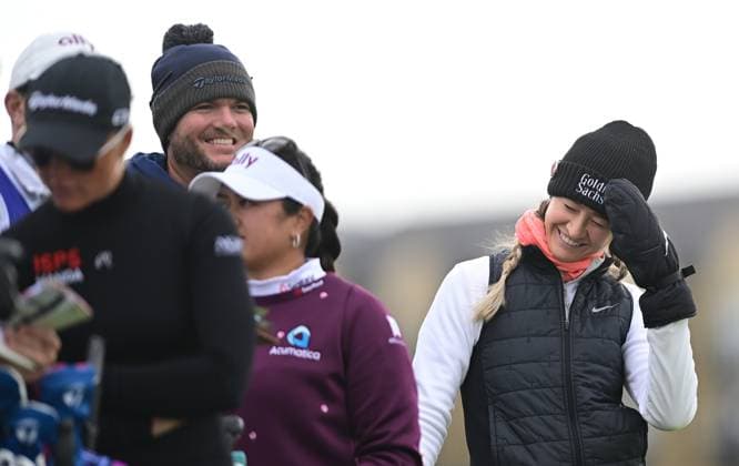 Nelly Korda spots a friendly face in the crowd on the 5th Tee AIG Women s Open, Day Three, Golf, St. Andrews, Scotland, UK - 22 Aug 2024  Copyright: xGreigxCowie Shutterstockx 14653227dg