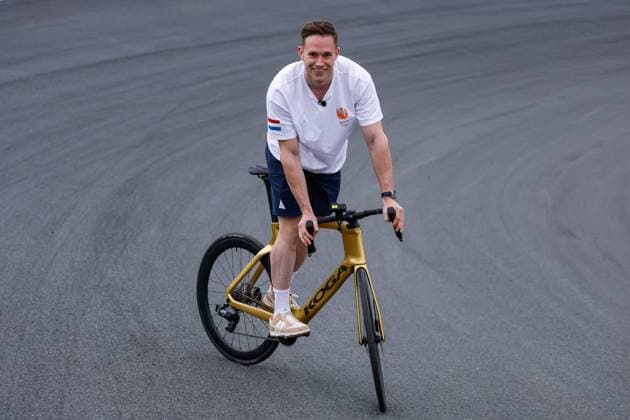 Harry Lavreysen dutch olympic champion track cyclist on his golden bike shows his three golden medals during previews ahead of the F1 Grand Prix of Netherlands at Circuit Park Zandvoort on August 22, 2024 in Zandvoort, Netherlands Defodi 704 MTB20240822F1ZandvoortDag1352513 Defodi-704