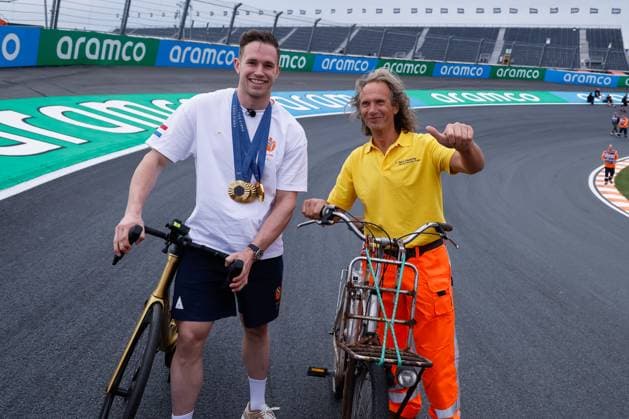 Harry Lavreysen dutch olympic champion track cyclist on his golden bike shows his three golden medals during previews ahead of the F1 Grand Prix of Netherlands at Circuit Park Zandvoort on August 22, 2024 in Zandvoort, Netherlands Defodi 704 MTB20240822F1ZandvoortDag1352562 Defodi-704